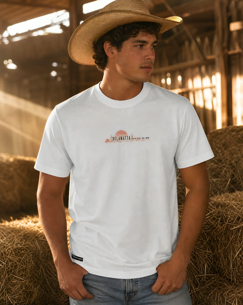 Homem de chapéu vestindo a camiseta off-white Country Wear no paiol