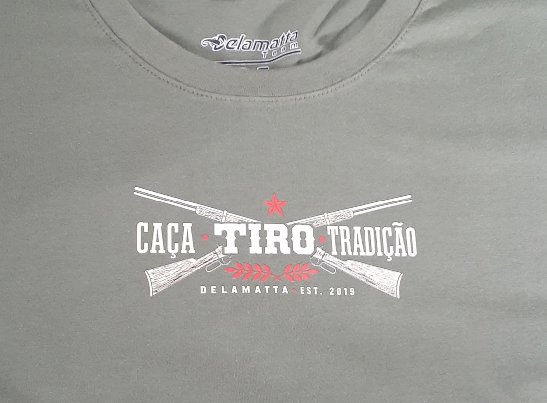 Estampa Caça Tiro Tradição impressa na camiseta verde militar