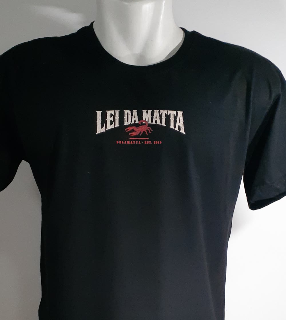 Camiseta preta Lei da Matta vestida, mostrando o caimento